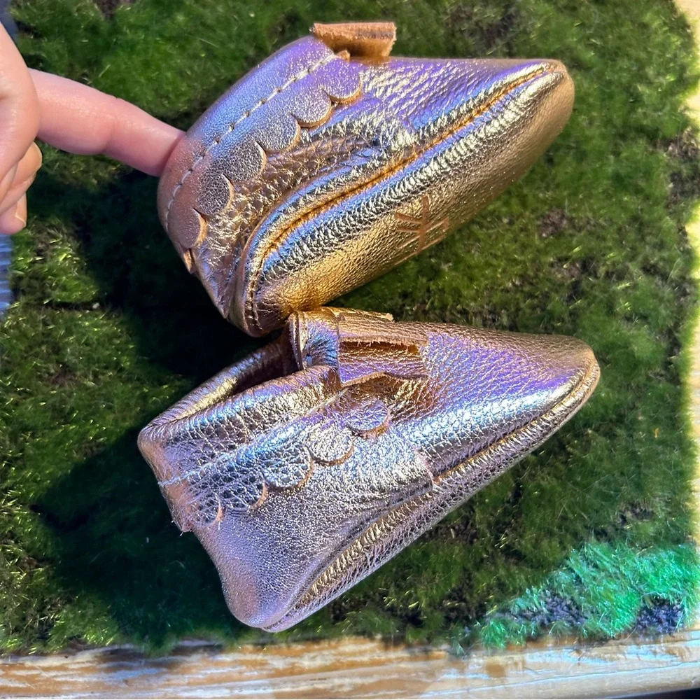 Like New Rose Gold Freshly Picked mocassins toddle with bows size 2